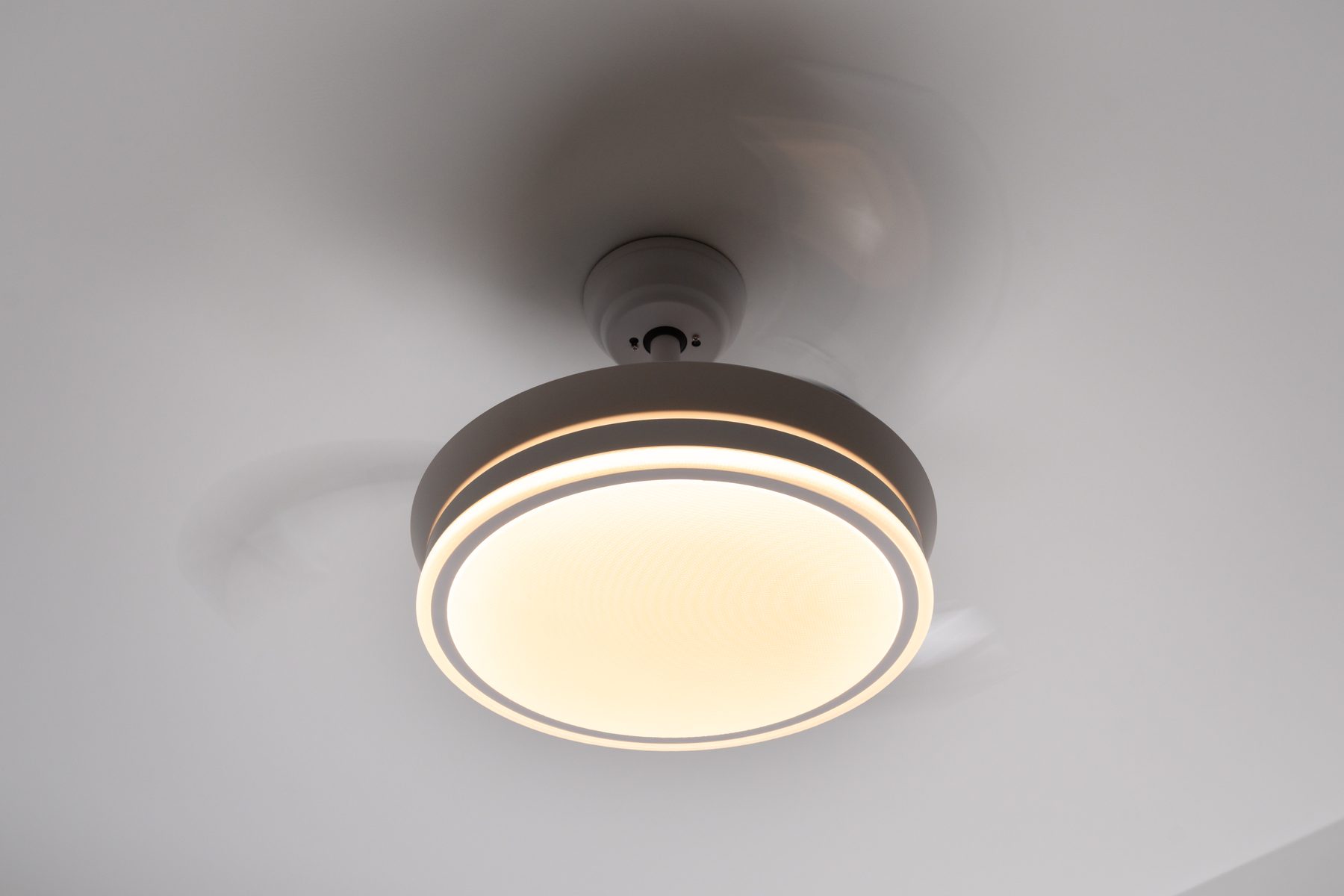 Ventilador de teto com luz, no quarto do Studio 215