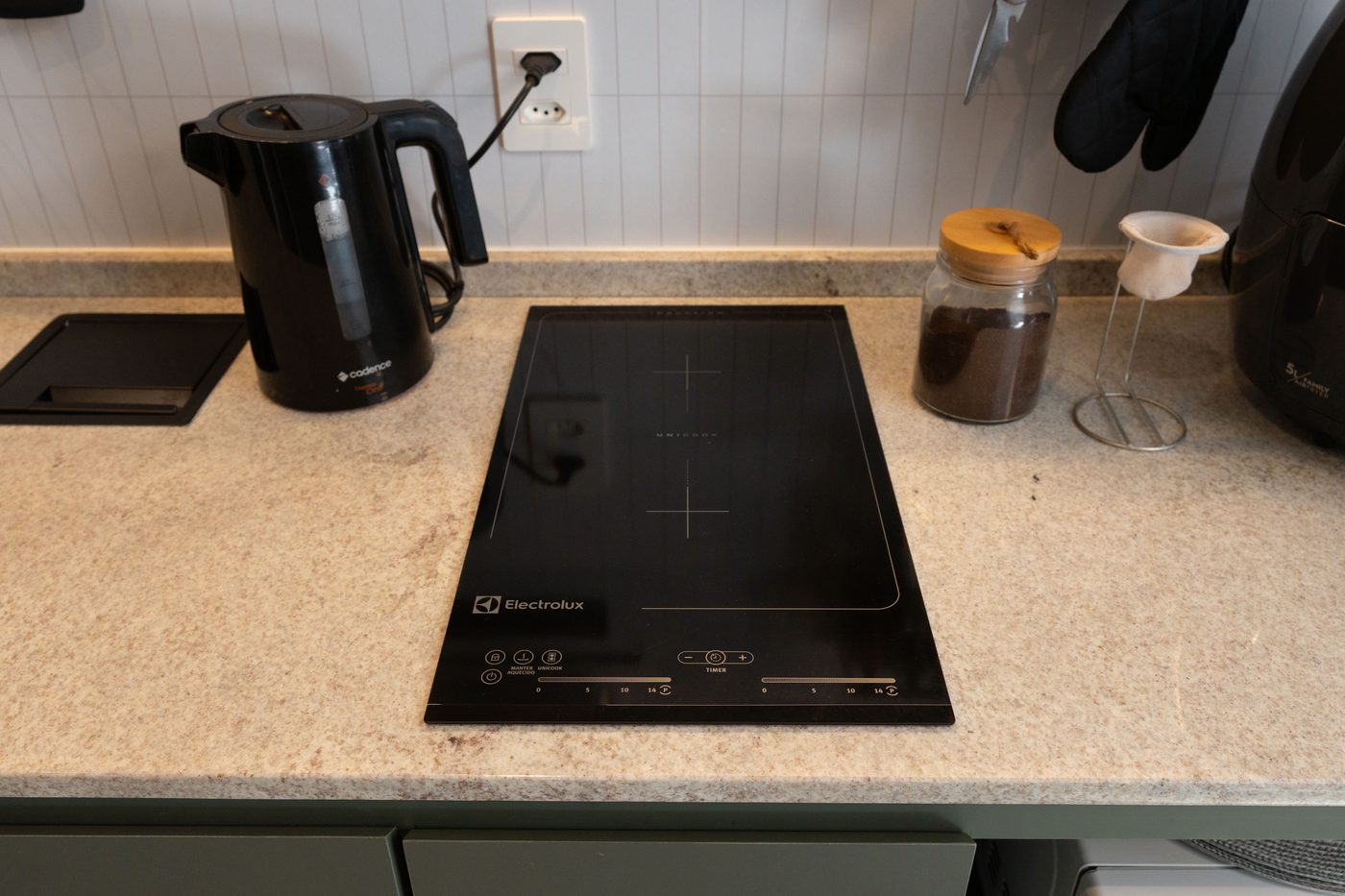 Bancada da cozinha, com cooktop e chaleira