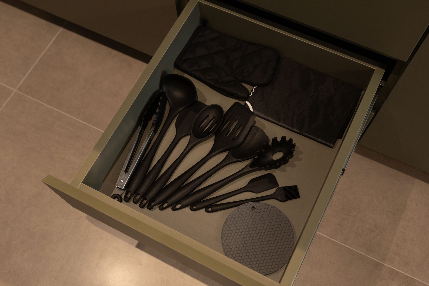 Gaveta com utensílios de silicone para cozinhar