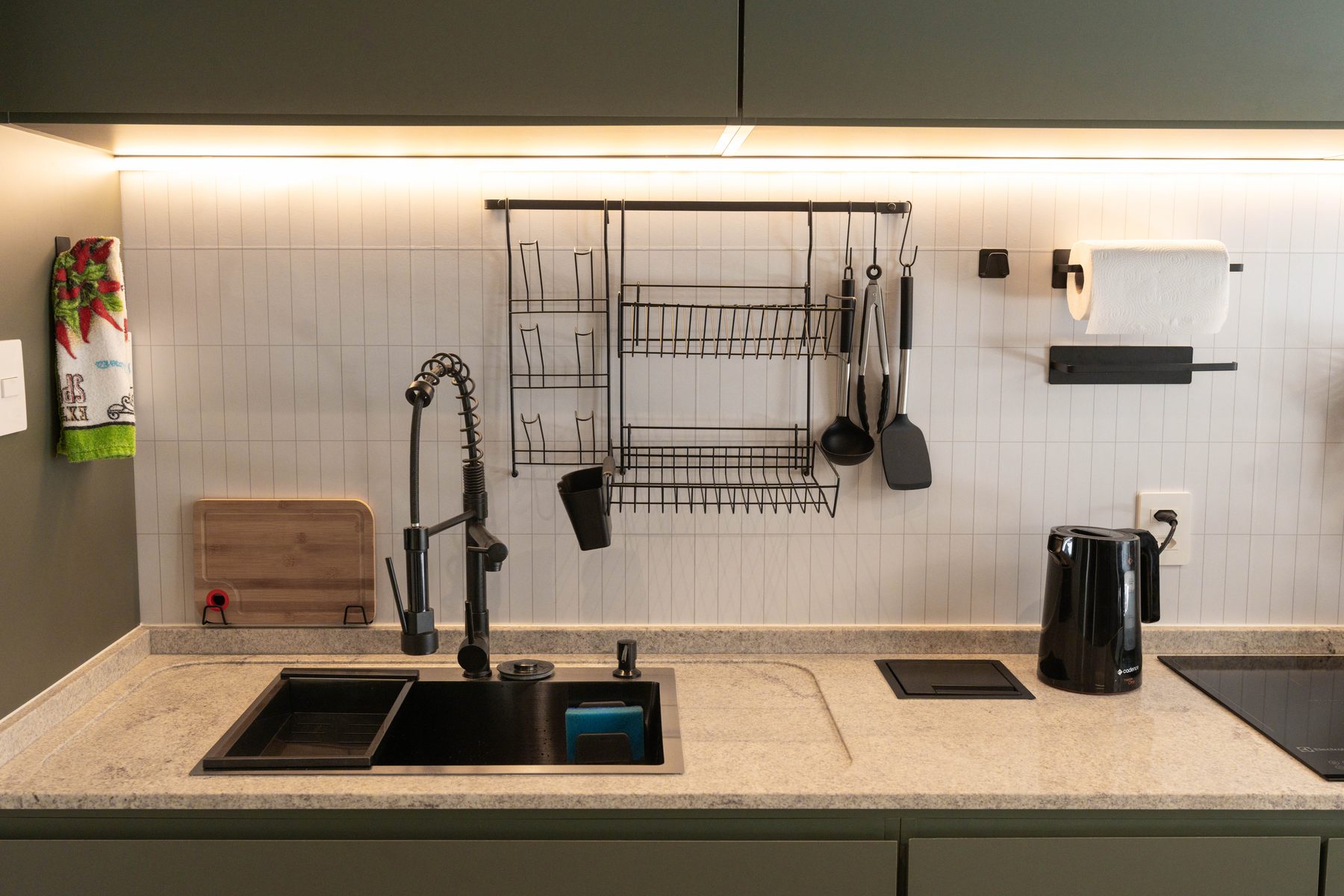 Cozinha completa do Studio 215, com pia e utensílios